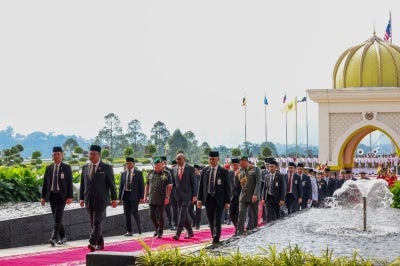 The Yang di-Pertuan Agong Sultan Ibrahim accompanied Singaporean President Tharman Shanmugaratnam at the State Welcoming Ceremony in conjunction with the State Visit at Istana Negara today. - BERNAMA photo