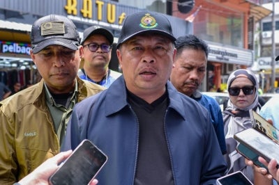 Immigration director-general Datuk Zakaria Shaaban said the operation involved 876 officers and personnel from various agencies, including the Immigration Department, the National Registration Department and the Ministry of Domestic Trade and Cost of Living. BERNAMA photo