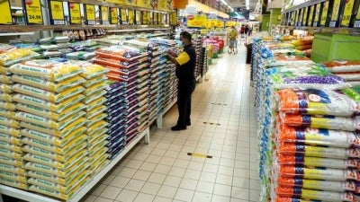 The government is considering using Net Disposable Income (NDI) to determine who qualifies for welfare assistance, moving toward a more precise model than the traditional gross income brackets of B40, M40, and T20. Photo by Bernama