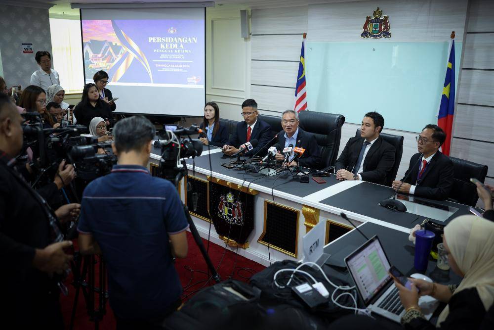 The seats of four Melaka DAP assemblymen in the State Legislative Assembly were moved to the opposition bloc on the final day of the sitting today. Bernama FILE PIX