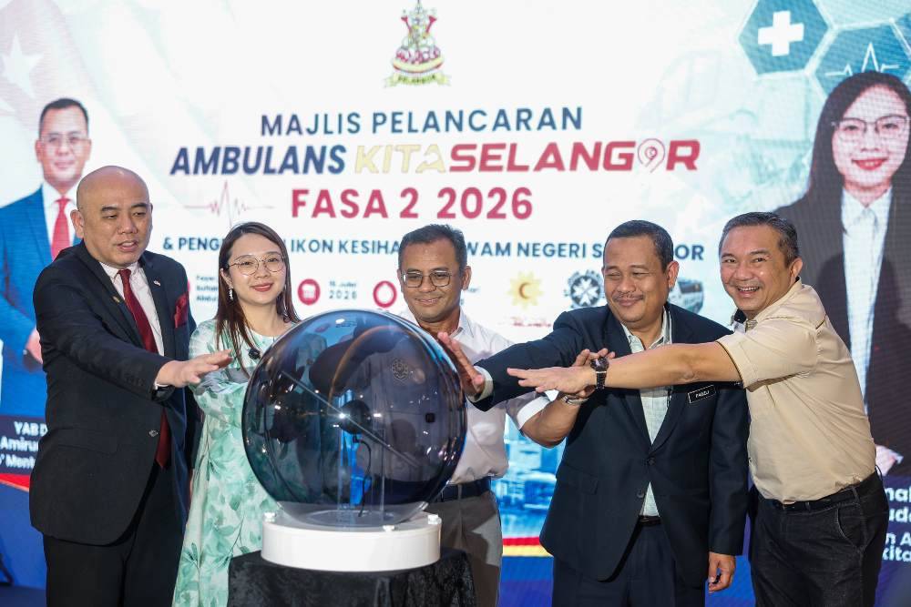 Selangor Menteri Besar Datuk Seri Amirudin Shari (centre) together with Selangor Public Health and Environment Exco Jamaliah Jamaluddin (second, left), Selangor Investment, Trade and Mobility Exco Ng Sze Han (right), Selangor State Legislative Assembly (DUN) Speaker Lau Weng San (left) and Selangor State Secretary Datuk Dr Ahmad Fadzli Ahmad Tajuddin (second, right) perform the launch gimmick for Ambulans Kita Selangor Phase Two 2026 at the Foyer, Sultan Salahuddin Abdul Aziz Shah Building today. Photo by Bernama