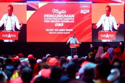 Pakatan Harapan (PH) chairman Datuk Seri Anwar Ibrahim has reminded all parties involved in the 16th Negeri Sembilan State Election to refrain from playing up issues concerning royal institutions and the Federal Constitution. Photo by Bernama