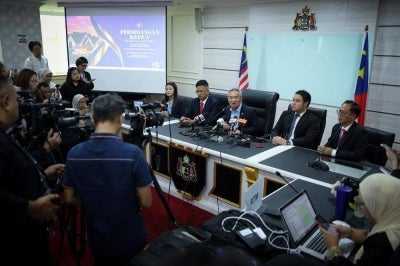 The seats of four Melaka DAP assemblymen in the State Legislative Assembly were moved to the opposition bloc on the final day of the sitting today. Bernama FILE PIX