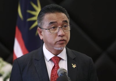  Melaka Pakatan Harapan (PH) chairman Adly Zahari has declared his continued support for Melaka Chief Minister Datuk Seri Ab Rauf Yusoh despite the withdrawal of four DAP state assemblymen from the state government. BERNAMA photo