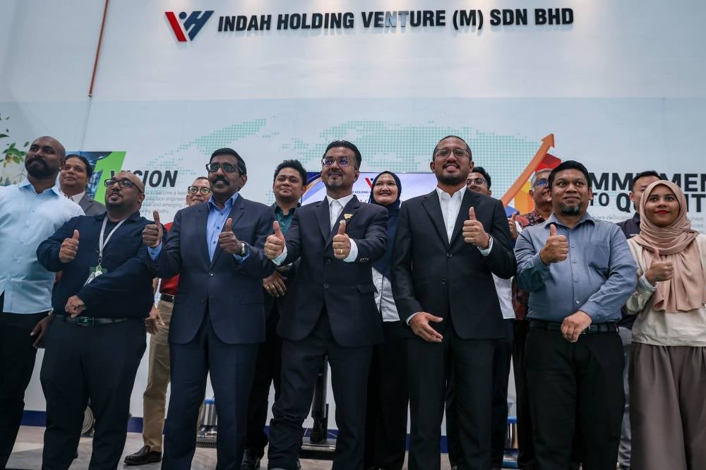 Indah Holding Venture (M) Sdn Bhd director Datuk B. Ravintharan (centre) poses for a photograph with MIDA Johor director Mohamad Reduan Mohd Zabri (third, right) in Senai, Johor today. BERNAMA photo