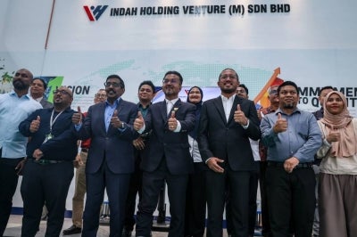Indah Holding Venture (M) Sdn Bhd director Datuk B. Ravintharan (centre) poses for a photograph with MIDA Johor director Mohamad Reduan Mohd Zabri (third, right) in Senai, Johor today. BERNAMA photo