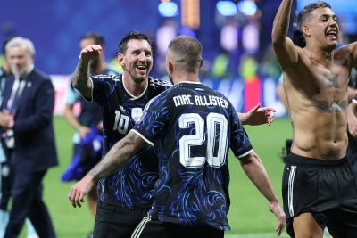 Argentina's forward #10 Lionel Messi and Argentina's midfielder #20 Alexis Mac Allister (Photo by Thomas COEX / AFP)