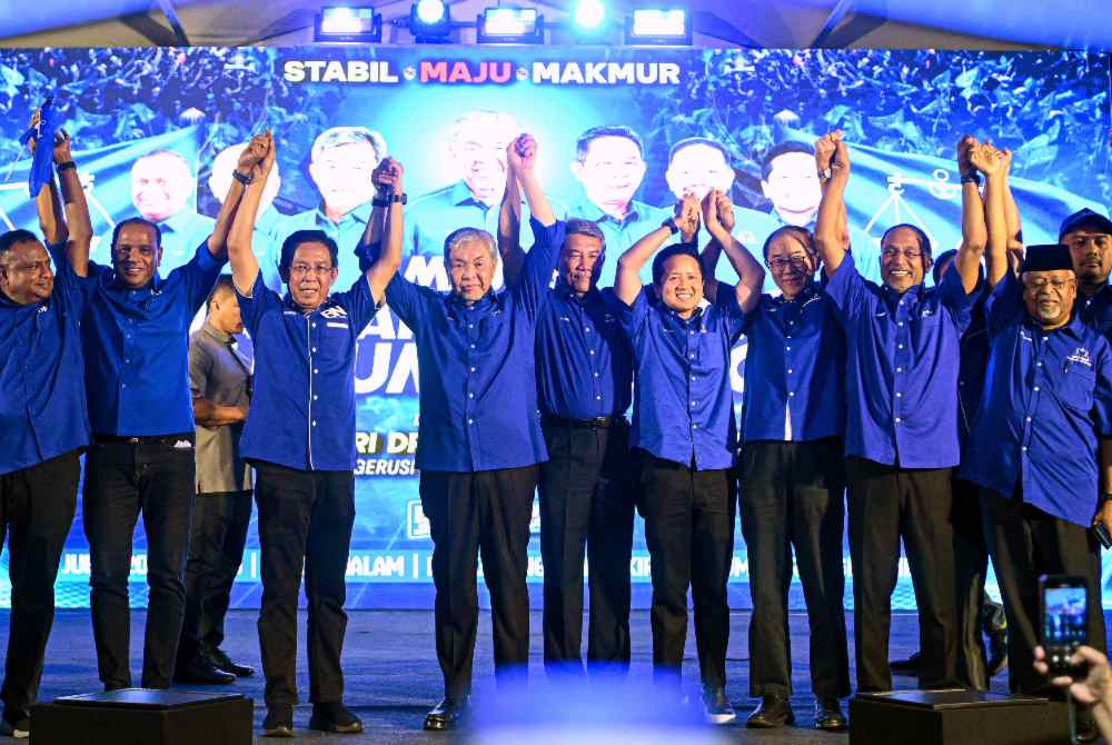 BN chairman Datuk Seri Ahmad Zahid Hamidi (centre) with several candidates during the BN candidate announcement ceremony for the Negeri Sembilan polls at the grounds of Stadium Tuanku Abdul Rahman. - Photo by Bernama