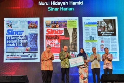 Sinar Harian receives a special 20th anniversary gift after its special report, 'Nasib Budak Flat' (The Plight of Flat Children), won the prestigious Kajai Award, the top honour at the Malaysian Journalism Awards-MPI Petronas 2025. Photo by Asril Aswandi 