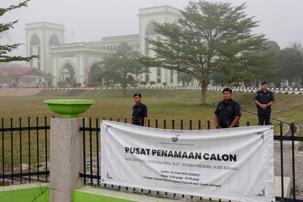 Police officers began securing designated political party gathering points before supporters and candidates proceeded to the nomination centre at the Dewan Besar of the Jempol District and Land Office (PDT) today for the nomination process of the 16th Negeri Sembilan State Election. The nomination process is taking place simultaneously at eight nomination centres across Negeri Sembilan, beginning at 9am. BERNAMA photo