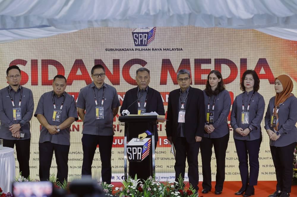 SEREMBAN, 18 Julai -- Pengerusi Suruhanjaya Pilihan Raya (SPR) Datuk Seri Ramlan Harun (empat kiri) ketika sidang media pada penamaan calon sempena Pilihan Raya Negeri (PRN) Negeri Sembilan ke-16 hari ini di Wisma Persekutuan Seremban hari ini.
Turut sama Timbalan Pengerusi SPR Dr. Azmi Sharom (tiga kiri) dan Setiausaha SPR Datuk Khairul Shahril Idrus (empat kanan).
--fotoBERNAMA (2026) HAK CIPTA TERPELIHARA