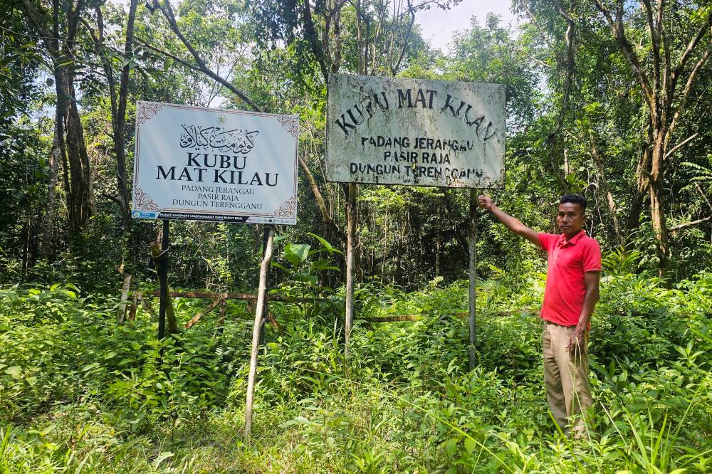 Kampung Shukor Federal Village Development and Security Committee (JPKKP) chairman, Tengku Rosman Tengku Jaafar, 57, points out the Mat Kilau's Fort signboard at Padang Jerangau in Kampung Pasir Raja today. BERNAMA photo