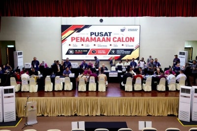 
Candidates for the N29 Chuah, N30 Lukut, N31 Bagan Pinang, N32 Linggi and N33 Sri Tanjung state constituencies (DUN) attend the candidate nomination process in conjunction with the 16th Negeri Sembilan State Election at the Port Dickson District Administrative Complex today. BERNAMA photo