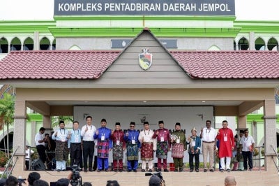 Candidates for the N.05 Serting, N.06 Palong, N.07 Jeram Padang and N.08 Bahau state constituencies (DUN) pose for a photograph after the nomination process for the Negeri Sembilan State Election at Dewan Besar Pejabat Daerah dan Tanah (PDT) Jempol today. BERNAMA photo.