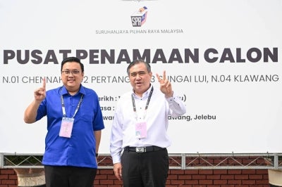 Pakatan Harapan candidate for the Chennah state seat Anthony Loke Siew Fook (right) alongside his challenger Siow Kong Choon representing Barisan Nasional show their candidate numbers during the nomination process for the 16th Negeri Sembilan state election at the Dewan Besar Kuala Klawang Nomination Centre in Jelebu today. BERNAMA photo