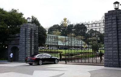 The official vehicle carrying Johor Menteri Besar Datuk Onn Hafiz Ghazi is seen entering the grounds of Istana Bukit Serene for the swearing-in ceremony of the Johor State Executive Council members today. - Photo by Bernama