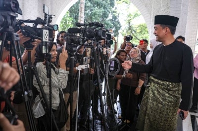 Menteri Besar Datuk Onn Hafiz Ghazi (right) during a press conference announcing the new Johor State Executive Council (EXCO) line-up at the Menteri Besar's Official Residence, Saujana today. BERNAMA photo