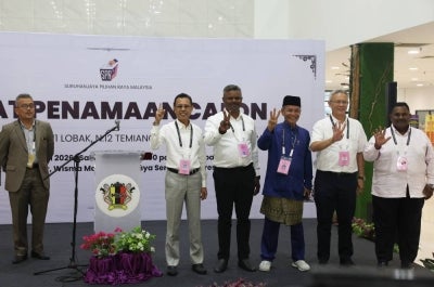 Pakatan Harapan (PH) candidate for the N10 Nilai state seat J. Arul Kumar (second, left) alongside his challengers from Barisan Nasional Lai Chien Kong (second, right), Bersatu candidate Datuk V. Saravan Kumar Veerasamy (right), Berjasa candidate Zamani Ibrahim (left) and Independent candidate Omar Mohd Isa (centre) during the candidate nomination process for the 16th Negeri Sembilan state election at Wisma Majlis Bandaraya Seremban (MBS), Forest Heights today. BERNAMA photo