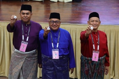 Parti Pribumi Bersatu Malaysia (Bersatu) candidate Zamri Md Said, Barisan Nasional candidate Datuk Mohd Faizal Ramli and Pakatan Harapan candidate Datuk Seri Aminuddin Harun show their ballot paper numbers after the nomination process for the N32 Linggi state constituency (DUN) in conjunction with the 16th Negeri Sembilan State Election at the Port Dickson District Administrative Complex today. BERNAMA photo
-- fotoBERNAMA (2026) COPYRIGHT RESERVED