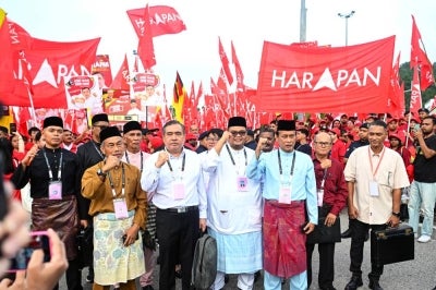 Pakatan Harapan candidates for the state assembly seats of N.01 Chennah, Anthony Loke (third, left), N.02 Pertang, Mohd Umry Abdul Khois (fourth, left), N.03 Sungai Lui, Zainal Fikri Abd Kadir (third, right), and N.04 Klawang, Bakri Sawir (second, left), march together with supporters towards the Dewan Besar Kuala Klawang nomination centre in conjunction with the 16th Negeri Sembilan state election today. BERNAMA photo