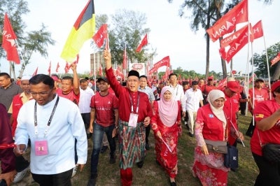 Pakatan Harapan candidate Datuk Seri Aminuddin Harun (centre) arrives at the Kompleks Pentadbiran Daerah Port Dickson today for the nomination process for the N.32 Linggi state constituency in conjunction with the 16th Negeri Sembilan State Election. BERNAMA photo
