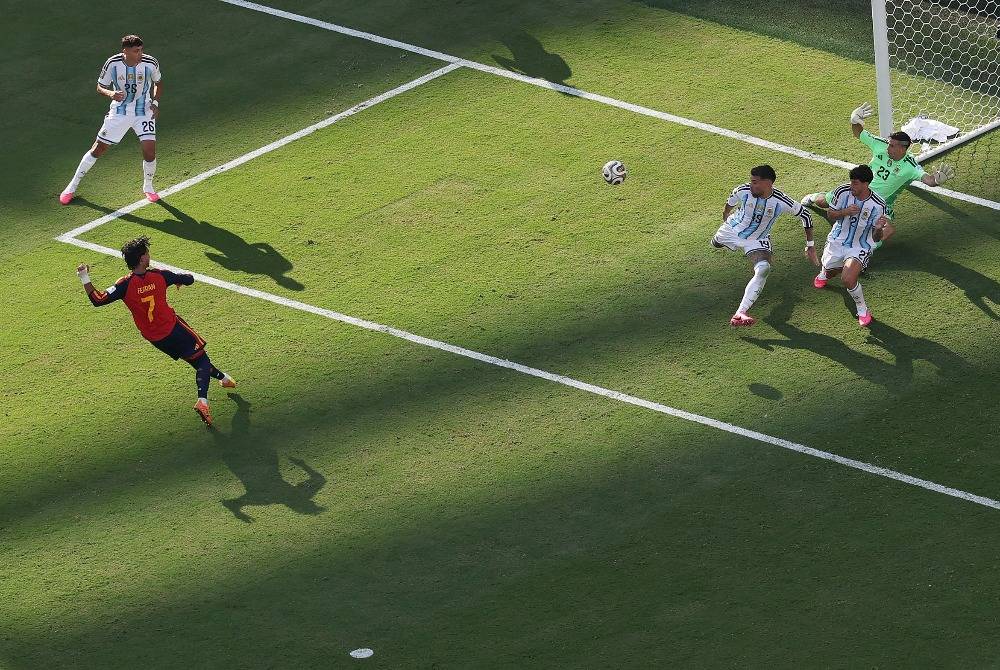 Ferran Torres #7 of Spain scores his team's first goal past Emiliano Martinez #23 of Argentina during the FIFA World Cup 2026 Final match between Spain and Argentina at New York New Jersey Stadium on July 19, 2026 in East Rutherford, New Jersey. - (Photo by AL BELLO / Getty Images via AFP)