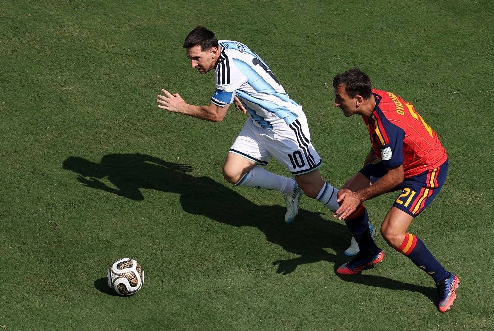 Lionel Messi #10 of Argentina competes for the ball against Mikel Oyarzabal #21 of Spain during the FIFA World Cup 2026 Final match between Spain and Argentina at New York New Jersey Stadium on July 19, 2026 in East Rutherford, New Jersey. - (Photo by AL BELLO / Getty Images via AFP)