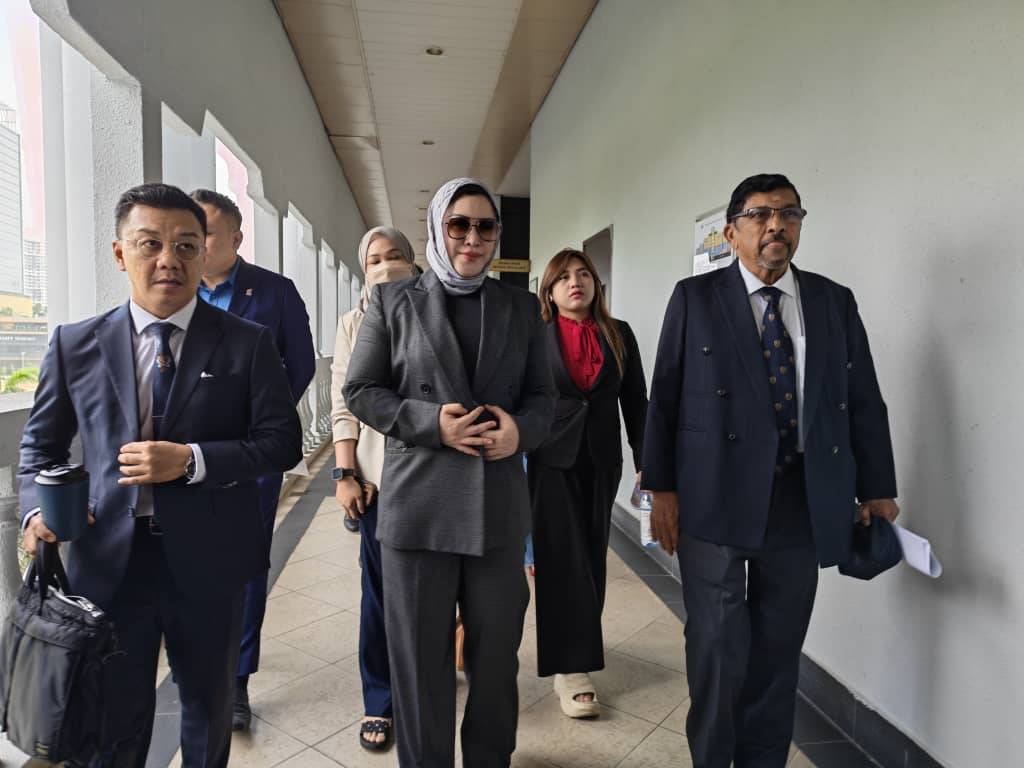 The KL Sessions Court today acquitted and discharged Datin Seri Zizie Izette Abdul Samad of all three charges of abetting in a corruption case involving RM2.8 million, linked to a RM150 million investment in Public Mutual Berhad unit trusts, dating back 11 years. - Photo by Sinar Harian