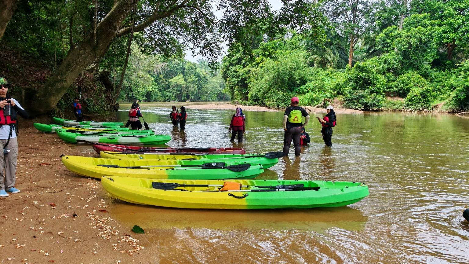 Upon arriving at the starting point, participants were assigned their kayaks.