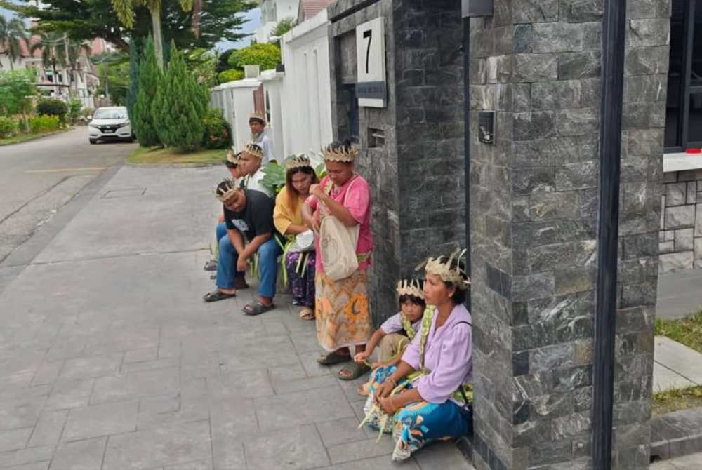 A group of Orang Asli arrived at the Prime Minister's residence. Photo from Instagram of Prime Minister Datuk Seri Anwar Ibrahim/ @anwaribrahim