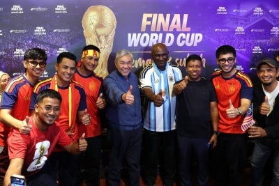 Zahid attended a giant-screen viewing of the World Cup final between Argentina and Spain, as well as the Semarak Subuh programme at Bangi Square 2 here today. Photo by Bernama