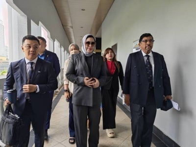 The KL Sessions Court today acquitted and discharged Datin Seri Zizie Izette Abdul Samad of all three charges of abetting in a corruption case involving RM2.8 million, linked to a RM150 million investment in Public Mutual Berhad unit trusts, dating back 11 years. - Photo by Sinar Harian