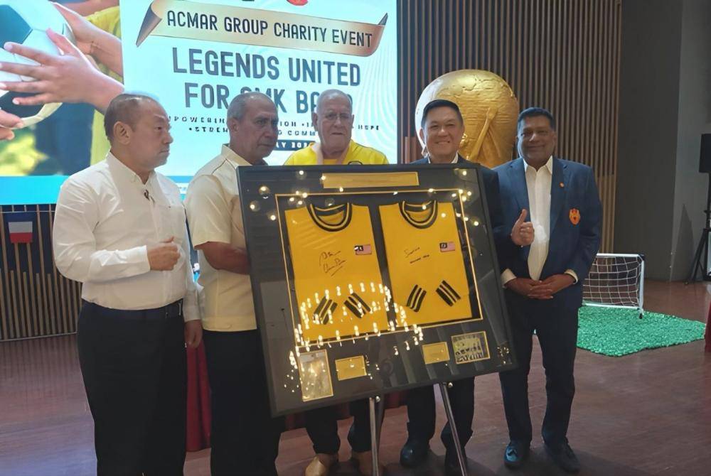 Football legend Datuk Santokh Singh joined corporate and community partners in Acmar Group’s Legends United for SMK Bario CSR initiative to support classroom expansion at SMK Bario, Sarawak, empowering indigenous youths through education and sports.