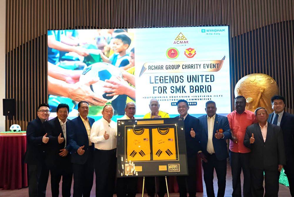 Football legend Datuk Santokh Singh joined corporate and community partners in Acmar Group’s Legends United for SMK Bario CSR initiative to support classroom expansion at SMK Bario, Sarawak, empowering indigenous youths through education and sports.