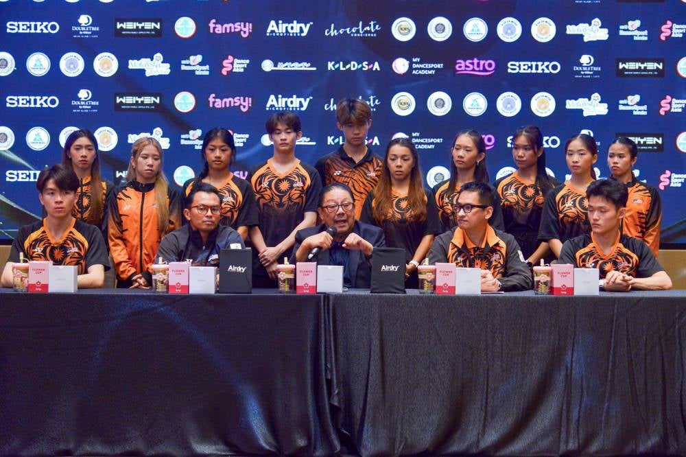 Playing at the Olympic Sports Centre Gymnasium, the fifth seeds needed just 32 minutes to dispatch Japan’s Ririna Hiramoto-Kokona Ishikawa 21-16, 21-12.
-- fotoBERNAMA (2026)