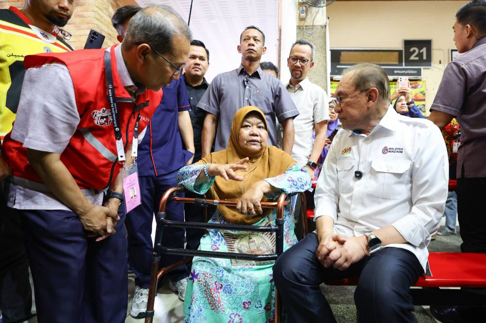Drizzle and physical limitations did not stop 68-year-old person with disabilities (PwD) Jumaah Mohd Alif from riding her three-wheeled motorcycle from Kampung Gedung Lalang to Benteng Ampangan here to fulfil her dream of meeting Prime Minister Datuk Seri Anwar Ibrahim. Photo by Bernama