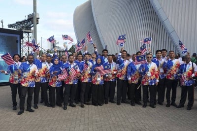 
About 40 Malaysian athletes take part in the parade during the opening ceremony of the Glasgow 2026 Commonwealth Games at The Hydro last night, wearing batik attire inspired by the Jalur Gemilang and featuring the hibiscus motif.
-- fotoBERNAMA (2026) COPYRIGHT RESERVED