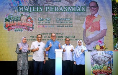 Selangor Infrastructure and Agriculture Committee chairman Datuk Izham Hashim (three, left) after the launch of the Selangor Fruit Festival 2026 at Aneka Walk in Shah Alam, today. - Photo by Bernama