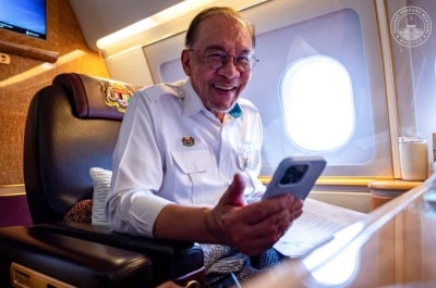 Malaysia will host the Formula 1 Gulf Air Bahrain Grand Prix at Sepang International Circuit this year, Prime Minister Datuk Seri Anwar Ibrahim announced today. (Picture via Facebook/Anwar Ibrahim)