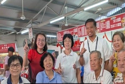Dr Azizul Hakim (second from the right)