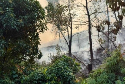 A forest fire involving an estimated two acres of hilly forest area broke out at Lorong Gugusan 7/20, Alam Bandar Puncak Alam, today.