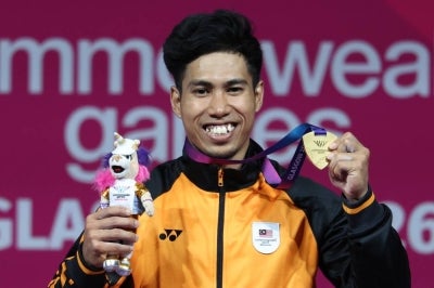 GLASGOW, July 27 -- National weightlifter Muhamad Aznil Bidin with the gold medal he won in the men's 65kg category at the Glasgow 2026 Commonwealth Games held at the Scottish Event Campus (SEC) Armadillo today.
Aznil clinched the gold medal with a combined lift of 299kg. India's Raja Muthupandi won the silver medal, while Papua New Guinea's Baru Morea secured the bronze.
--fotoBERNAMA (2026) COPYRIGHT RESERVED