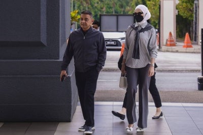 Former army chief Tan Sri Muhammad Hafizuddeain Jantan and his wife, Salwani Anuar @ Kamaruddin at the Kuala Lumpur Courts Complex, today. - Photo by Bernama