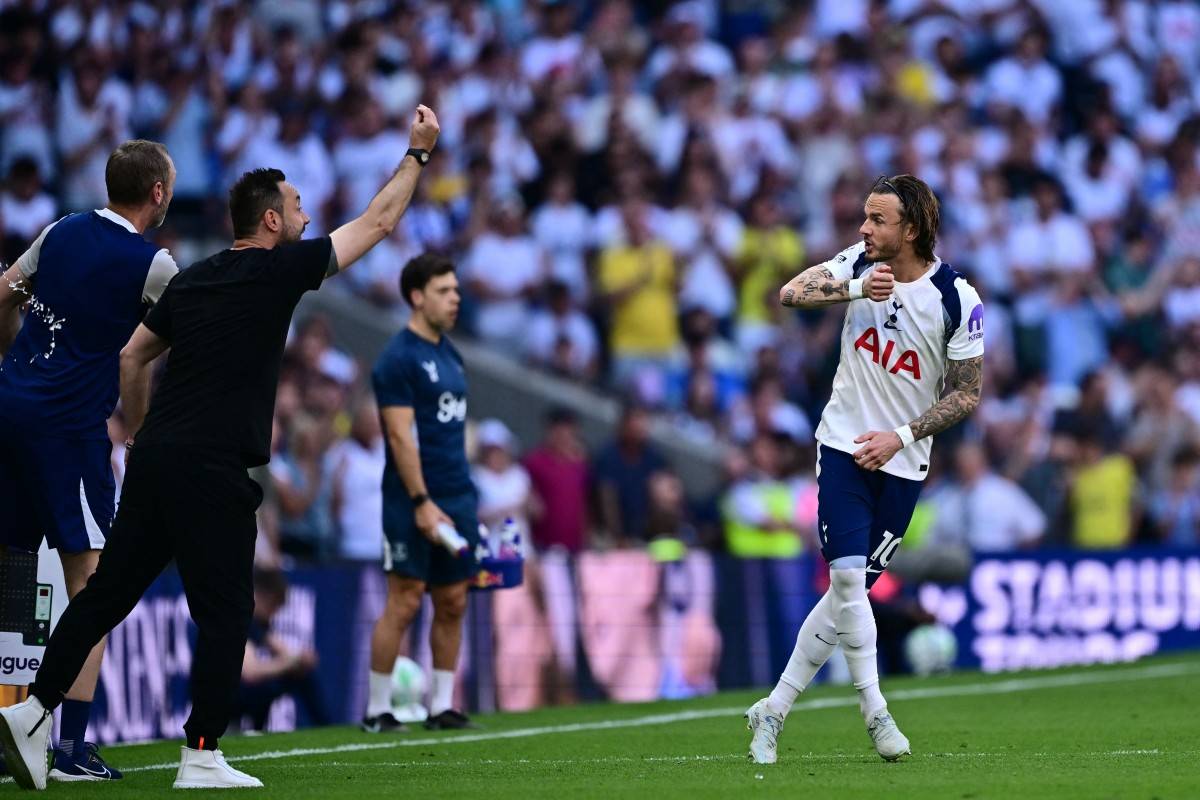Tottenham Hotspur's English midfielder James Maddison (R)
Photo by AFP