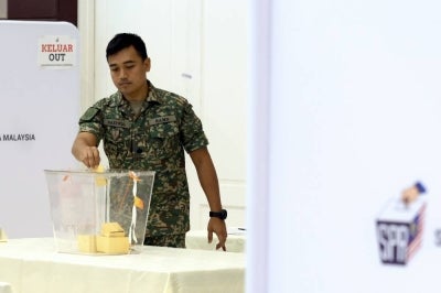 The eligible military personnel are voting in the Bagan Pinang constituency.
Photo by BERNAMA