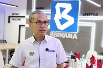 Communications Minister Datuk Seri Fahmi Fadzil visiting the office of the Malaysian National News Agency (Bernama) Negeri Sembilan Bureau, which serves as the agency's operations room for coverage of the 16th state election, today. - Photo by Bernama