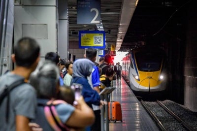 Keretapi Tanah Melayu Berhad (KTMB) will provide additional services for KTM Komuter and Electric Train Services (ETS) for three days starting July 31 to Aug 2 in conjunction with the Negeri Sembilan state election. - BERNAMA FILE PIX