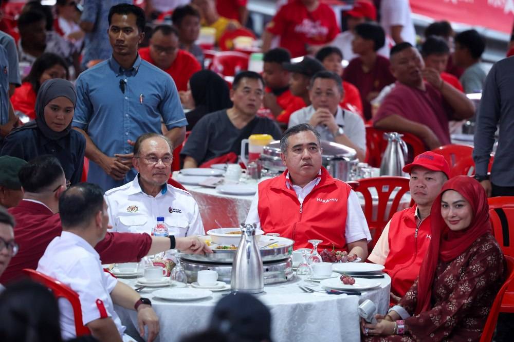 Prime Minister Datuk Seri Anwar Ibrahim (seated, left) attended the "Afternoon Tea with PMX" session for the Chennah state constituency in Simpang Durian today. Photo by Bernama