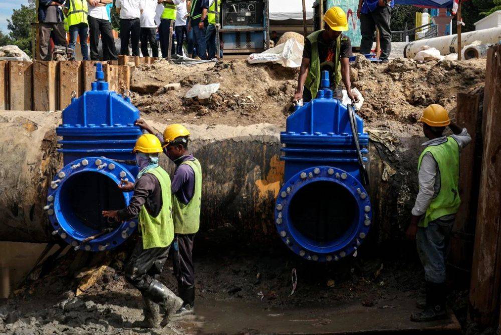 Malaysia’s long-term efforts to reduce Non-Revenue Water (NRW) must go beyond replacing ageing pipelines by combining infrastructure renewal, effective management, technology adoption and stronger governance. Photo: Bernama