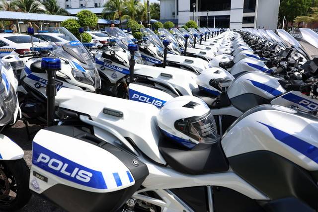 In a Threads post, the woman said the incident happened at around 4.40pm, claiming a traffic police officer repeatedly tried to force her to move aside while escorting a VIP. - BERNAMA FILE PIX